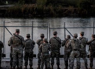 Gobernador de Texas desafía a Biden por política migratoria