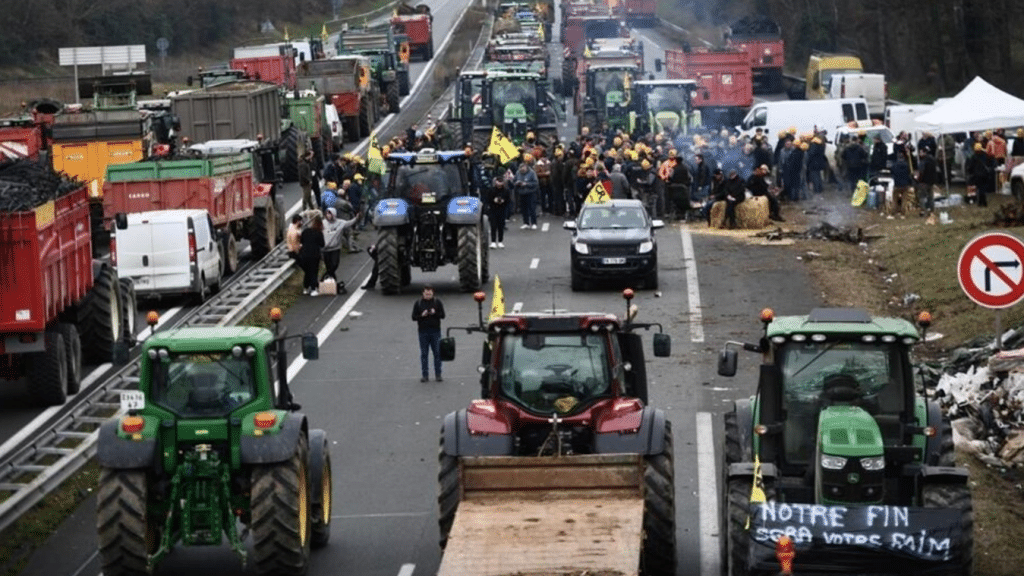 Agricultores franceses intensifican protestas contra políticas del gobierno de Francia