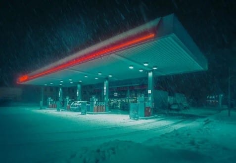 "Gasolinera con Atuendo Invernal" (Gas Station in Winter Garb), Tomáš Havrda, de República Checa, tomó esta fotografía cuando volvía a casa del trabajo, durante una nevada. Imagen ganadora en la categoría regional de Europa.