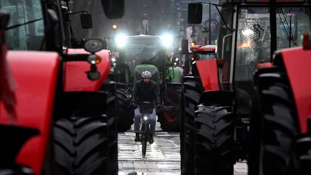 Manifestación de agricultores paraliza Bruselas en plena reunión ministerial de la UE
