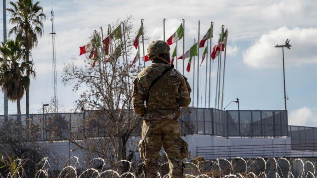 Texas construirá base militar en la frontera para contener la migración