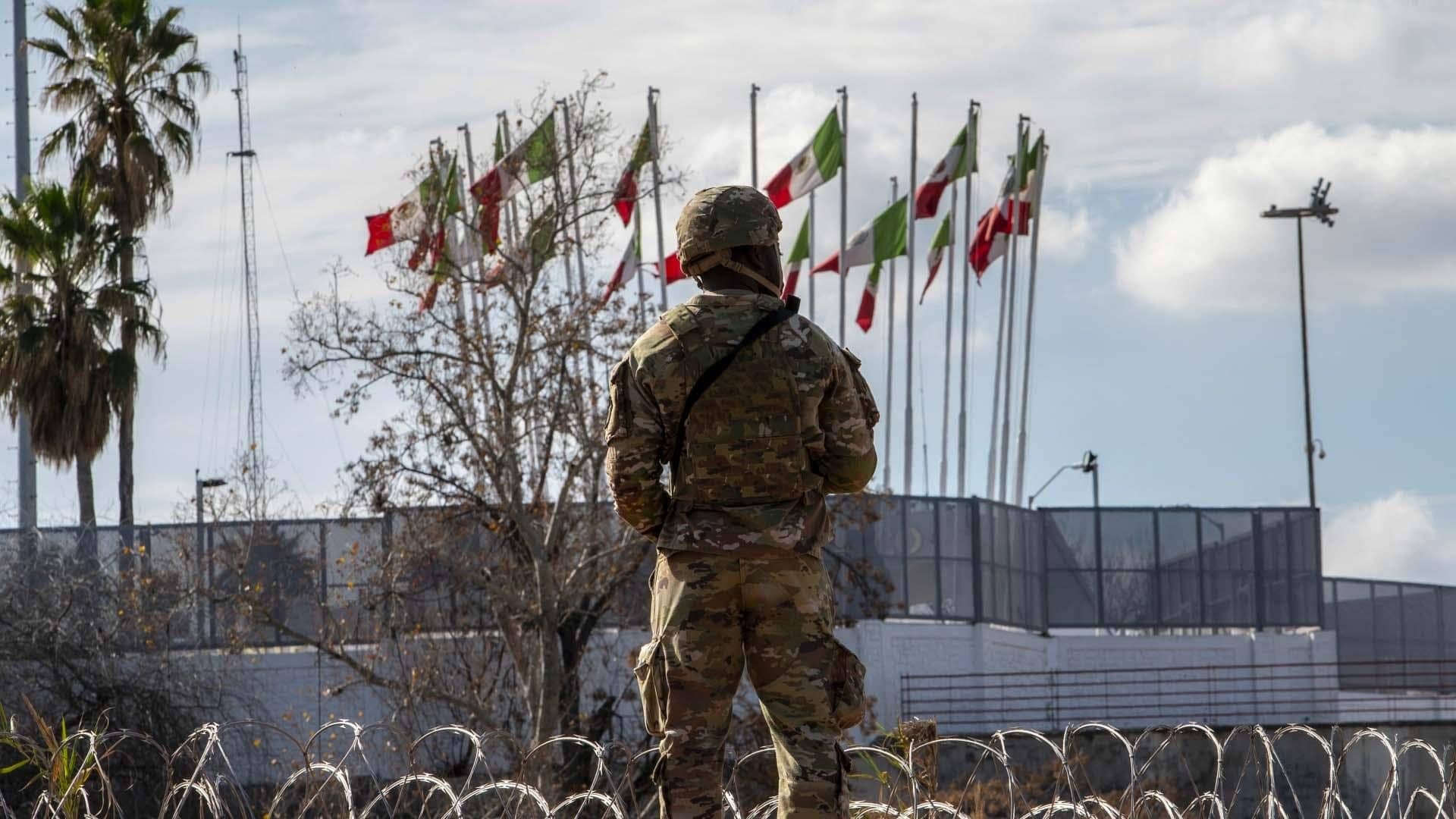 Texas establece base militar en la frontera con México para 