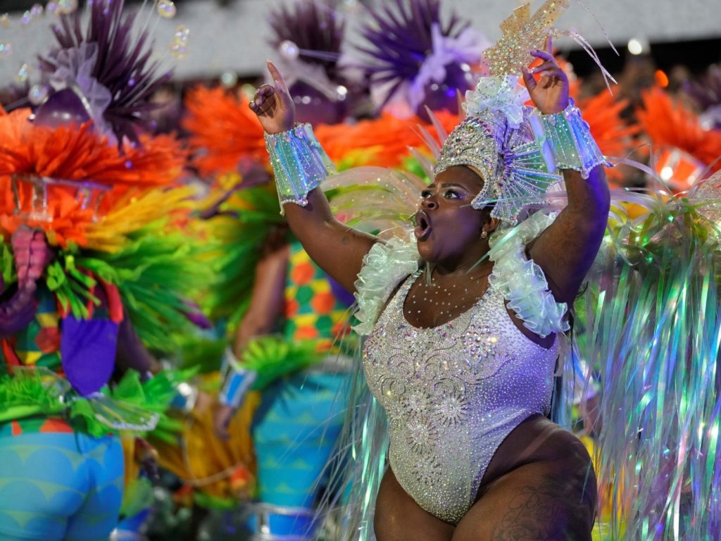 Durante las festividades del Carnaval en el Sambódromo de Río de Janeiro, Brasil, la "Mocidade" desfiló con todo su esplendor. Foto: Silvia Izquierdo.
