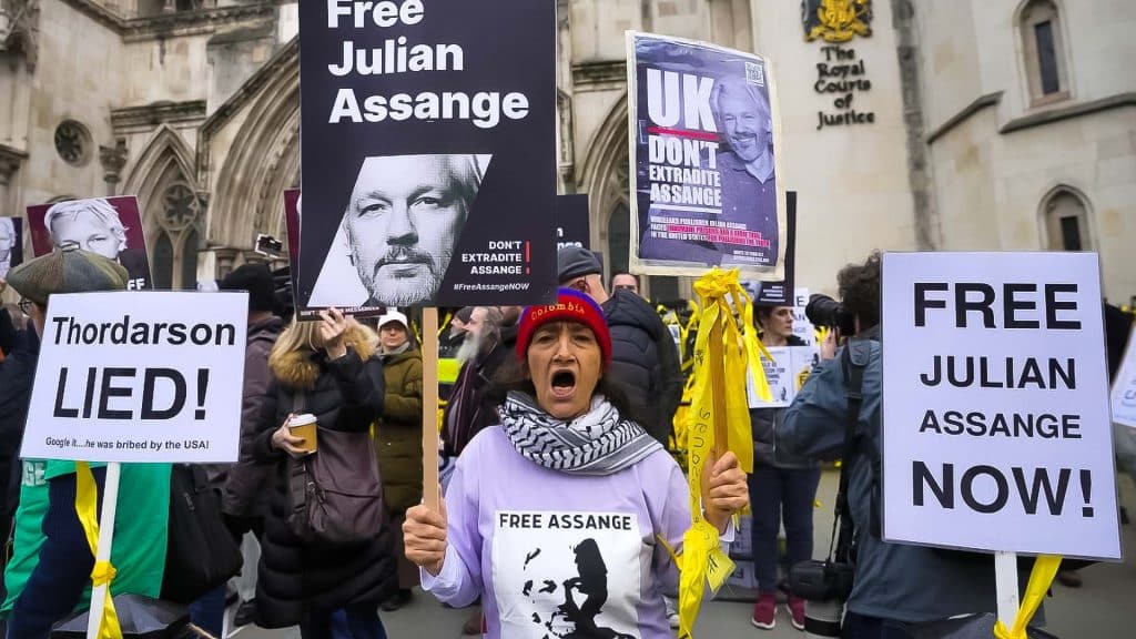 El trabajo periodístico de Assange ha generado críticas en torno a la libertad de prensa y la transparencia gubernamental de Estados Unidos.