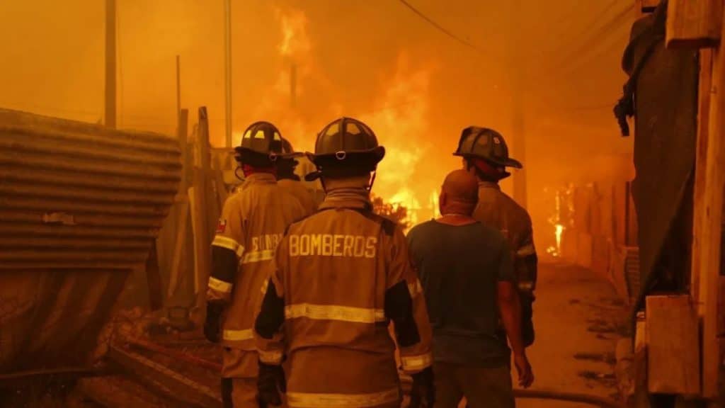 Cientos de bomberos, soldados y brigadistas trabajaban arduamente para extinguir múltiples focos de incendios en las regiones central y sur del país.