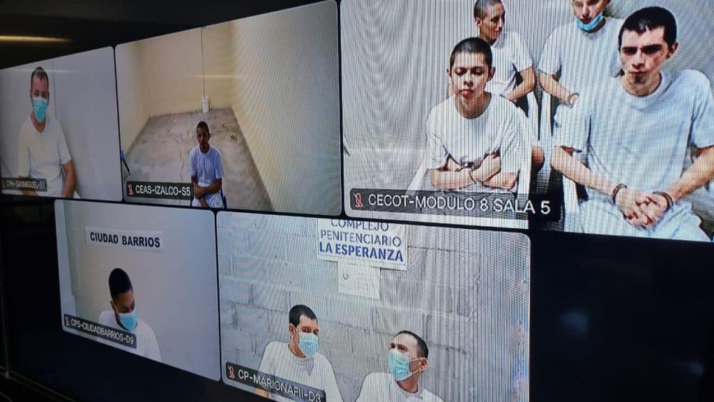 El Salvador realiza histórico juicio virtual contra líderes de pandillas por miles de crímenes.