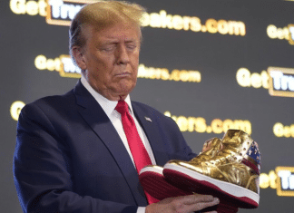 Trump revela su marca de zapatillas «Rendirse jamás», mientras se enfrenta a multa millonaria por fraude