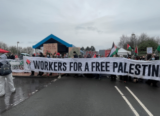Bloquean fábricas de armas en Reino Unido en rechazo al suministro bélico a Israel Manifestantes bloquean fábricas de armamento en Inglaterra y Escocia, manifestándose en contra de la agresión Israel a Palestina