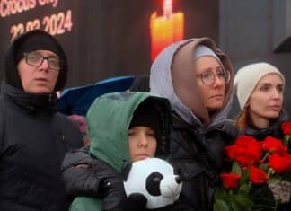 Familias de Rusia honran la memoria de las víctimas del atentado en el Crocus City Hall