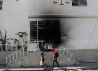 Pandillas asaltan edificios estatales en Haití