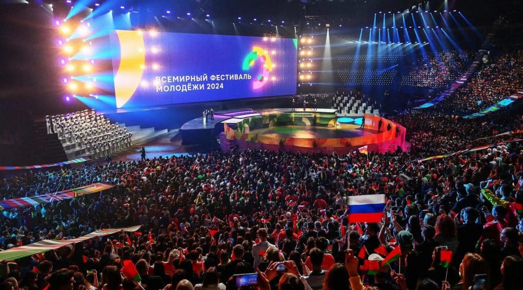 Más de 20,000 personas de 180 países se congregan en el Festival Mundial de la Juventud en Rusia.