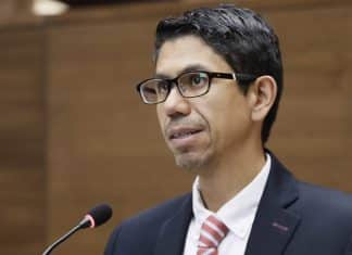 Exministro de Obras Públicas y Transportes destituido en Costa Rica se exilia del país Luis Amador, quien fungía como ministro de Obras Públicas y Transportes de Costa Rica, se exiliará de su país, tras su destitución.