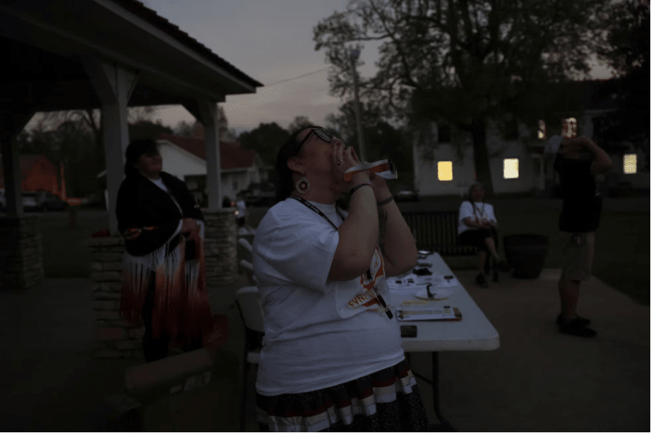 En Estados Unidos, una mujer grita para ahuyentar a la ardilla negra, para que no se coma el Sol, parte de la tradición de la nación Choctaw
