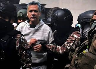 Exvicepresidente Glas denuncia tortura durante su arresto en la embajada de México en Ecuador Fuerzas policiales ecuatorianas irrumpieron violentamente la sede consular de México en Ecuador para arrestar al exvicepresidente, Jorge Glas