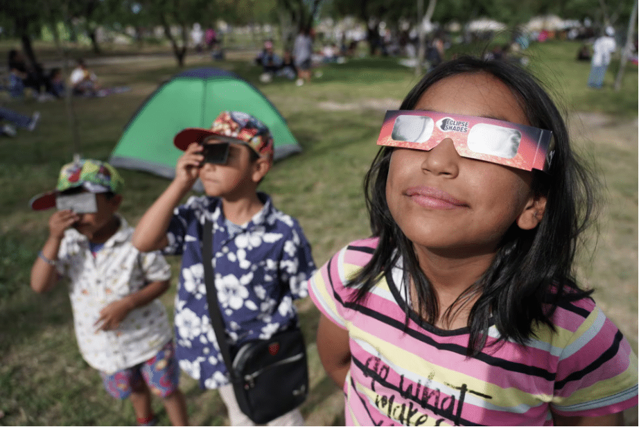 Niños en Coahuila en México estaban preparados para observar el eclipse solar, en la zona Norte de México