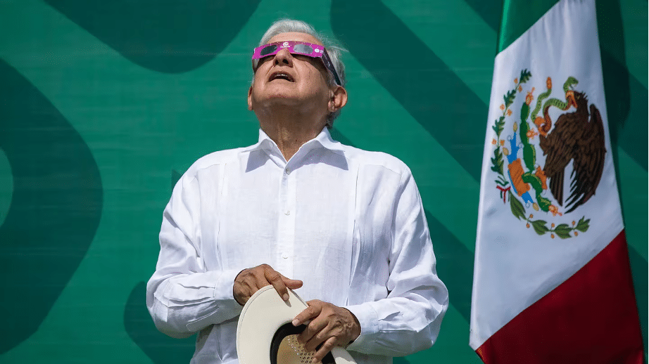Presidente de México, Andrés Manuel López Obrador, observó el eclipse solar 2024