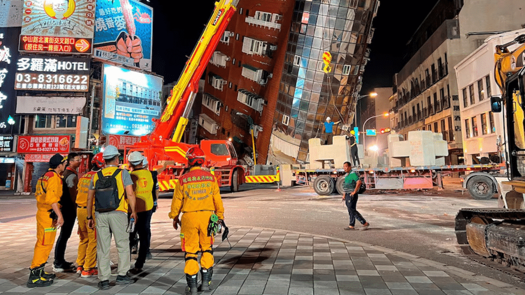 Edificios derrumbados y escenas de la catástrofe tras el terremoto en Taiwán, China.