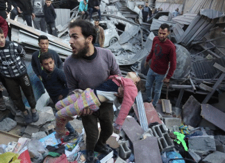 Israel asesina niños palestinos de forma premeditada En los hospitales de Gaza, hay una gran cantidad de niños palestinos con heridas de bala en la cabeza y el pecho por ataques de Israel, denuncian médicos