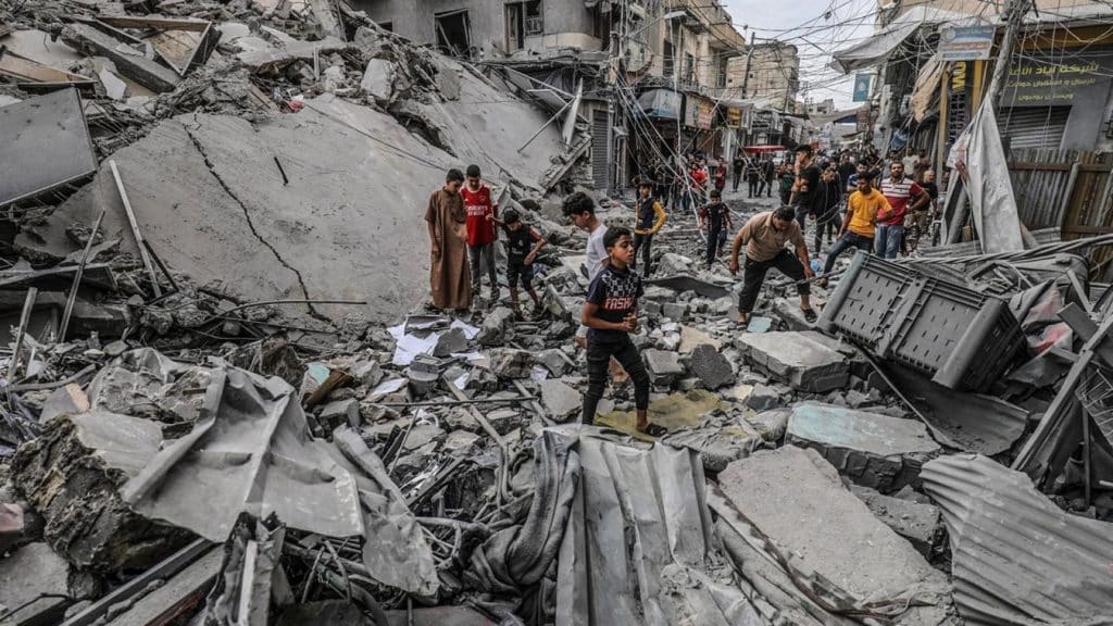 Bajo la gran magnitud de escombros en Gaza, existen municiones sin detonar lanzadas por Israel.