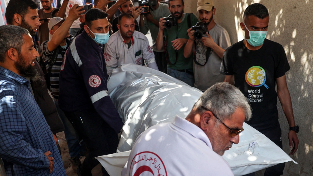 Los cadáveres de trabajadores humanitarios asesinados en ataque israelí, en Gaza fueron trasladados a la ONU.
