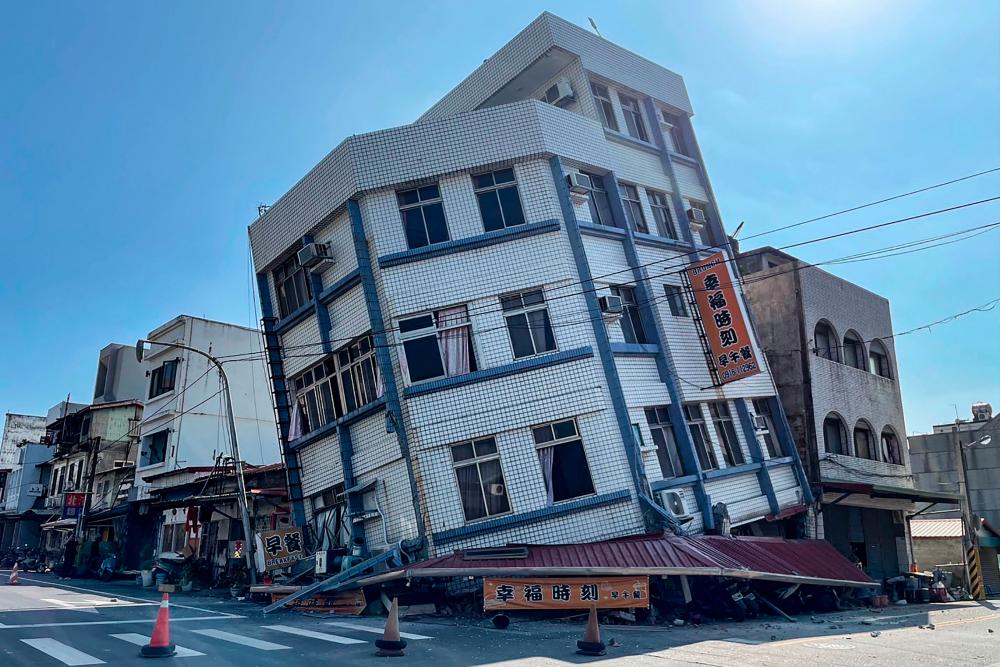 Edificio dañado en Hualien, Taiwán, China. Foto: CNA.