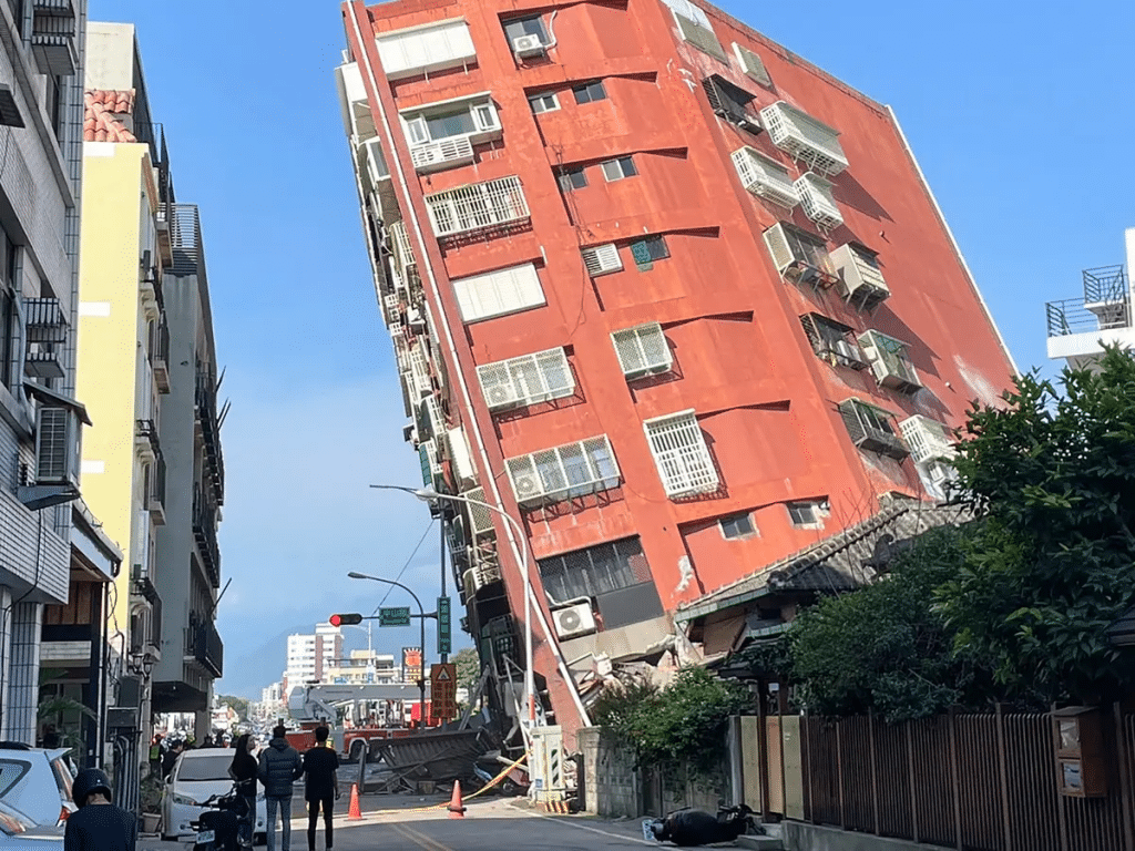 Hasta el momento se han reportado al menos 10 personas muertas y más de 900 heridas, luego del terremoto en Taiwán, China. Foto: CNA.