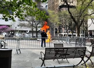 Un ciudadano en EEUU se prende fuego, durante juicio contra Trump