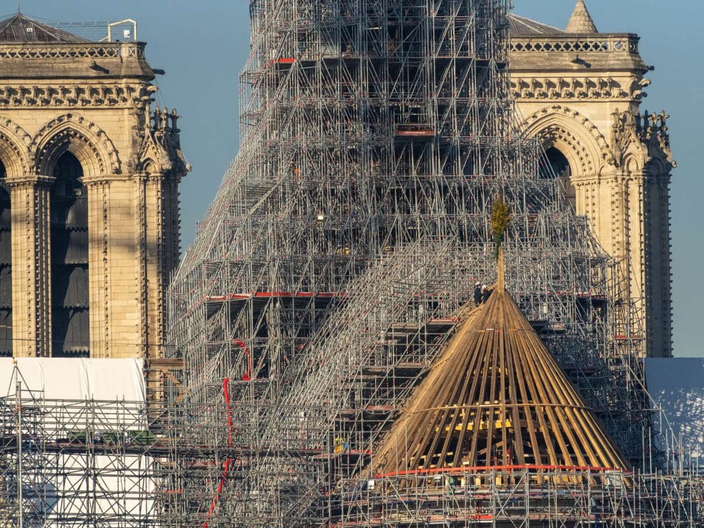 Finalizada la reconstrucción del techo de Notre Dame, se celebra con un gesto simbólico: poner un ramo de flores en la cúspide
