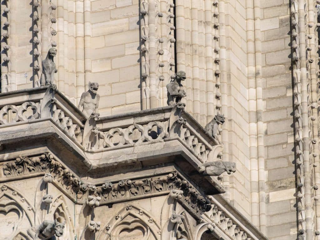 Las gárgolas de la Catedral, las cuales tienes un revestimiento interno de plomo, además de ser simbólicas y decorativas, cumplen la función de dirigir el agua de lluvia afuera de la Catedral, evitando que se arrastre por los muros y los deteriore