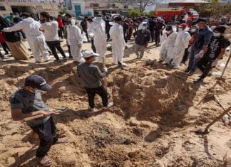 Entierros masivos en dos hospitales de Gaza