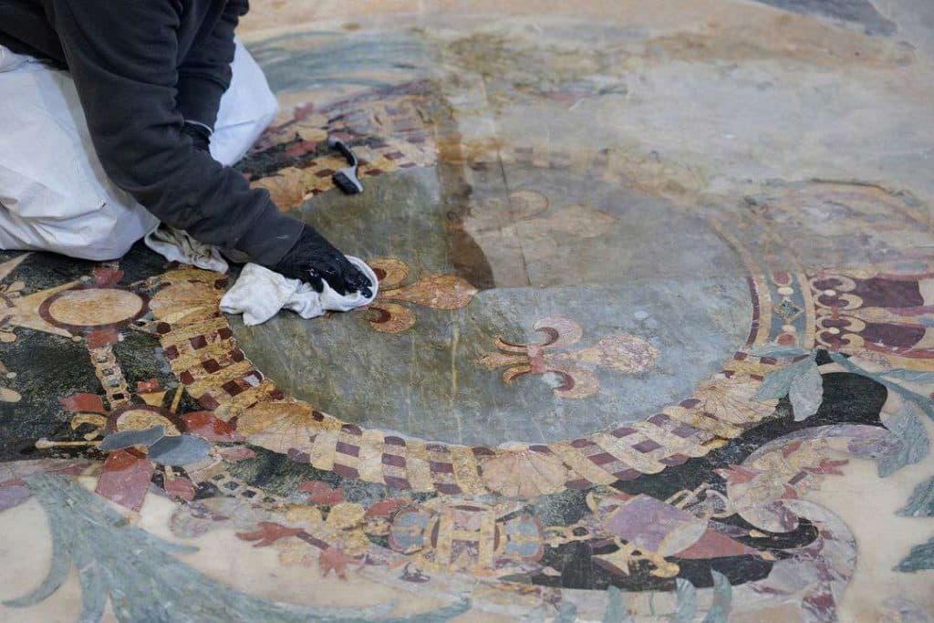 Para la restauración del mármol en la catedral, están aplicando la técnica llamada: Opus Sectile, una práctica utilizada en la antigua Roma