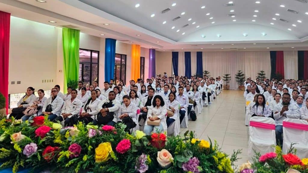 Nicaragua apuesta por la formación especializada de sus médicos en 18 especialidades de la medicina.