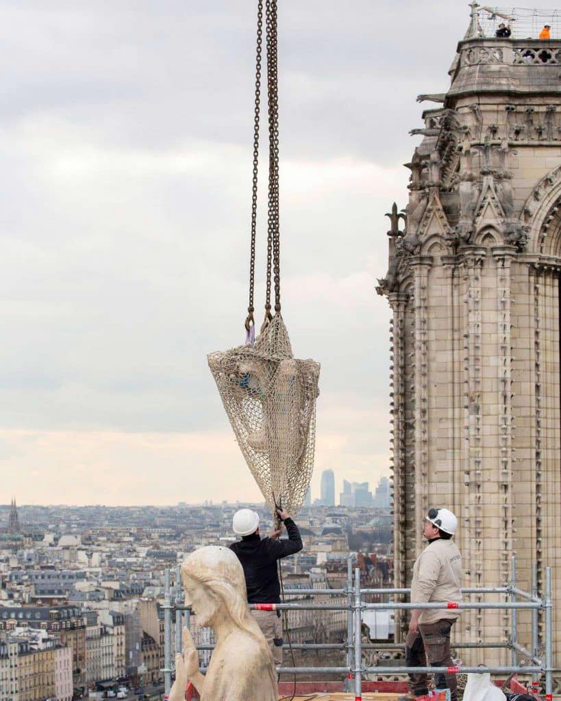 El equipo de reconstrucción cuenta con profesionales de la escultura, quienes han podido replicar las torrecillas