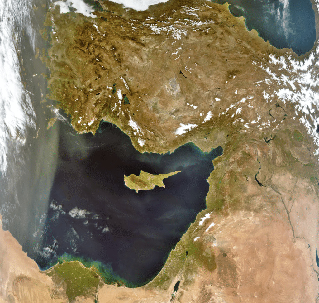 Extremo oriental del Mar Mediterráneo, se observan manchas verdes a lo largo de las costas de Israel, Líbano y Siria. En el centro de la imagen está la isla de Chipre, ubicada al sur de Turquía.
