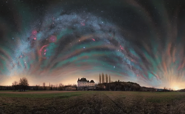 Fotografía: Atmospheric Fireworks por Julien Looten, la imagen muestra una imagen de 180 grados de nuestra galaxia, tomada desde Francia.