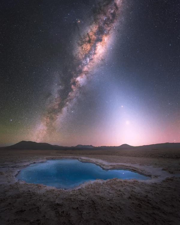 Fotografía: Blue lagoon under the stars por Yuri Beletski, tomada desde una zona remota en el desierto de Atacama, en Chile.