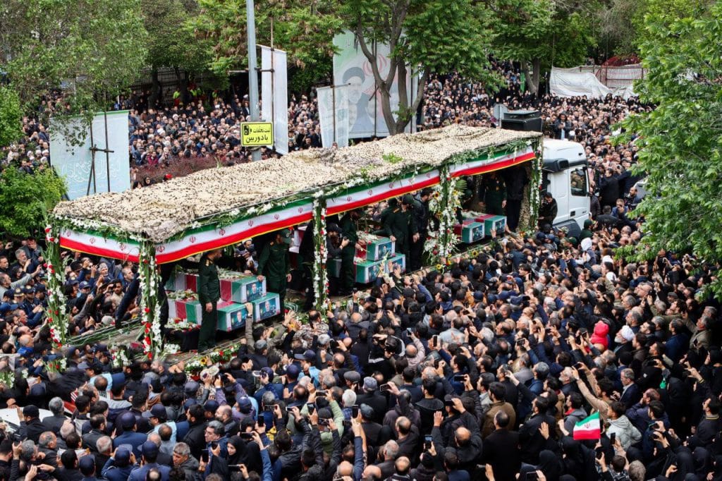 El cuerpo del presidente de Irán Ebrahim Raisi y demás acompañantes recorrieron las calles de Teherán.
Imagen: IRNA