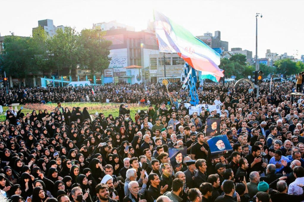 El pueblo iraní le da el último adiós a su presidente y demás compañeros.
Imagen: IRNA