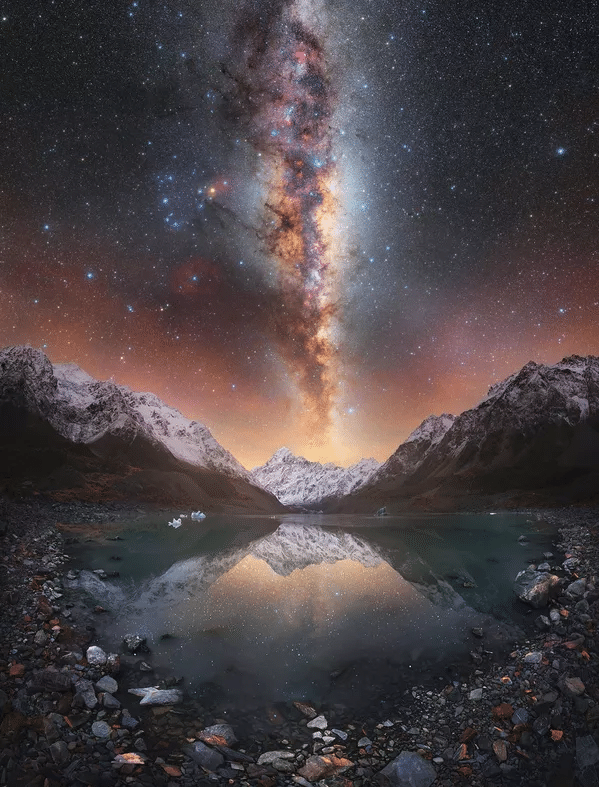 Fotografía: Lightning lake por Tom Rae, tomada en el monte Aoraki.