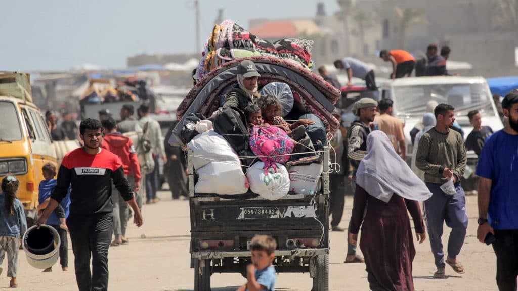 Bombardeos de Israel en Rafah fuerzan a huir a 800,000 civiles de la zona