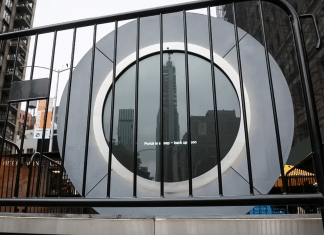 Apagan portal entre Nueva York y Dublín por mostrar desnudos La escultura llamada Portal, fue apagada una semana luego de su inauguración, debido a imágenes de desnudos.