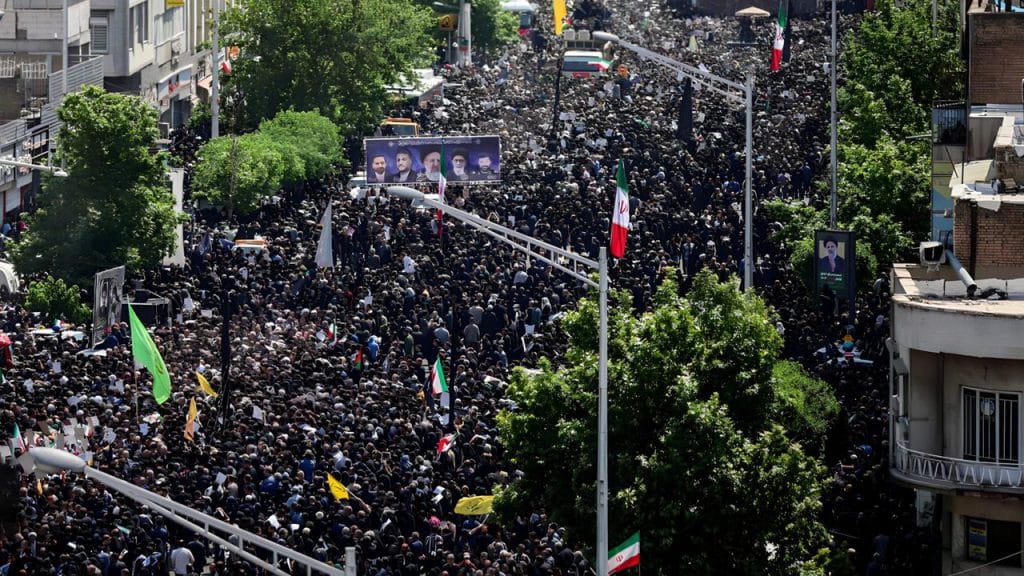 Miles de iraníes salieron a las calles en Teherán para rendir homenaje y despedir al presidente Raisi.