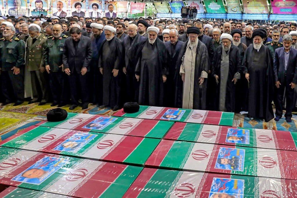 El Líder de la Revolución, Alí Jamenei, encabeza el rezo fúnebre por el presidente mártir y su comitiva.