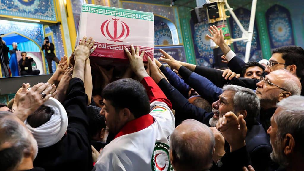 Iraníes dan su último adiós al grupo gubernamental de Irán que falleció en un accidente de helicóptero.