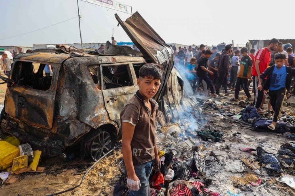 Al menos 30 personas, incluidas mujeres y niños, murieron y decenas resultaron heridas en un ataque israelí en un campo de refugiados cerca de Rafah.
