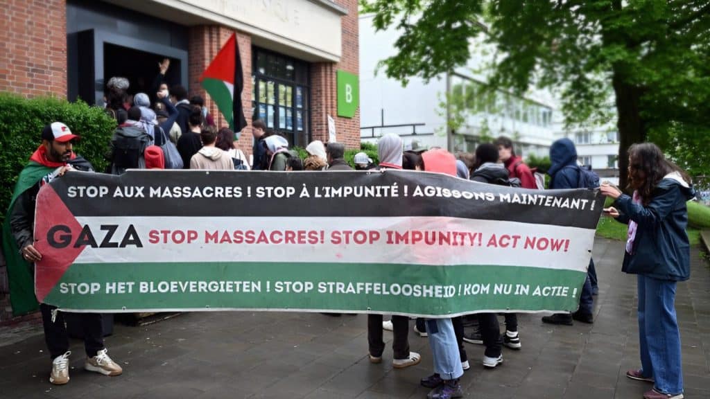 Estudiantes de la Universidad Libre de Bruselas rechazaron las acciones militares israelíes en el enclave palestino.