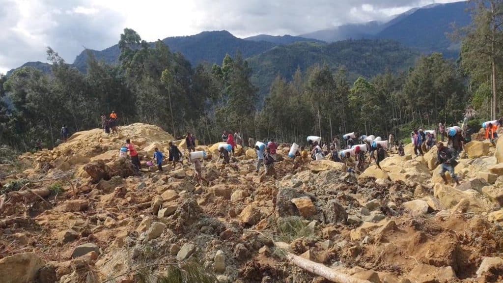 Deslizamiento de tierra en Papúa Nueva Guinea, arrasó con un pueblo y bloqueó la principal autopista del país.
