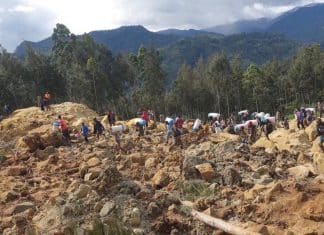 2 mil personas sepultadas por deslizamiento de tierra en Papúa Nueva Guinea Deslizamiento de tierra en Papúa Nueva Guinea, arrasó con un pueblo y bloqueó la principal autopista del país.