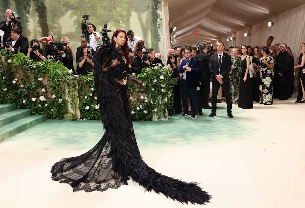 La cantante pop Dua Lipa posa luciendo un vestido de Marc Jacobs, transparente y adornado con plumas.