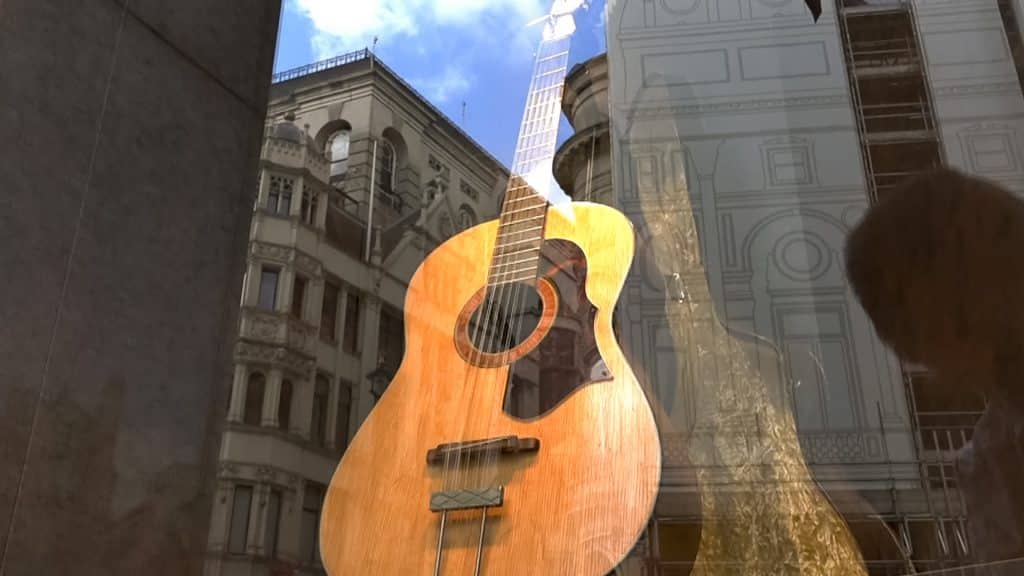 La guitarra de John Lennon estuvo desaparecida por más de 50 años, y ahora se encuentra en subasta.